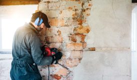 Altbausanierung_Handwerker_Wand